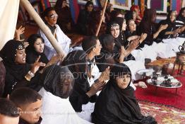 Image du Maroc Professionnelle de  Des jeunes filles sont assises avec la mariée sous une tente durant la célébration durant la célébration de son mariage au grand moussem de Tan Tan, Samedi 24 Mars 2012. (Photo / Abdeljalil Bounhar)
 